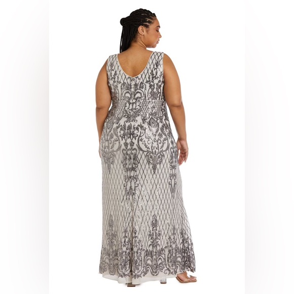 Plus Sequin Dress 🖤 - Picture 4 of 11